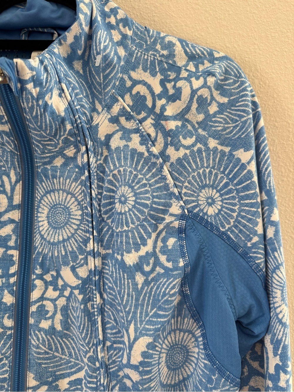 Lululemon Travel to Track Blue Floral Print Women's Jacket size 10 - Picture 10 of 13